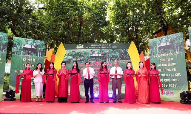 Hơn 200 hình ảnh, tư liệu về cuộc sống đời thường, công việc của Chủ tịch Hồ Chí Minh tại Phủ Chủ tịch - Ảnh 1. Hơn 200 hình ảnh, tư liệu về cuộc sống đời thường, công việc của Chủ tịch Hồ Chí Minh tại Phủ Chủ tịch - Ảnh 1.