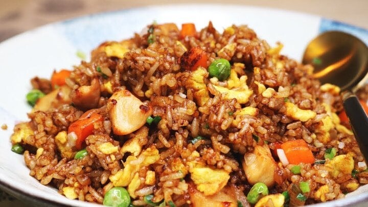 Hướng dẫn làm cơm gạo lứt rang thịt gà - Ảnh 1. Hướng dẫn làm cơm gạo lứt rang thịt gà - Ảnh 1.