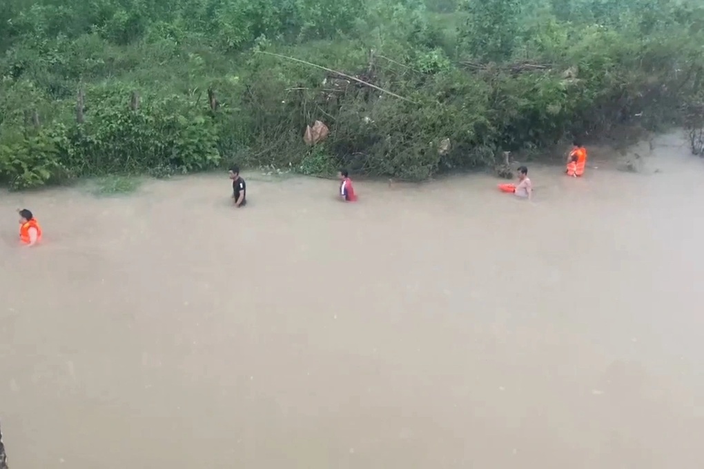 Huy động hàng trăm người tìm kiếm cháu bé rơi xuống sông - 1 Huy động hàng trăm người tìm kiếm cháu bé rơi xuống sông - 1