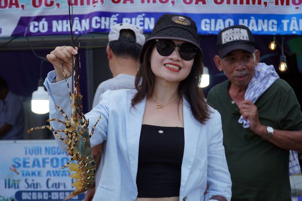 Khánh Hòa: Khách hụt hẫng vì lễ hội tôm hùm bán toàn cá viên chiên - 2 Khánh Hòa: Khách hụt hẫng vì lễ hội tôm hùm bán toàn cá viên chiên - 2