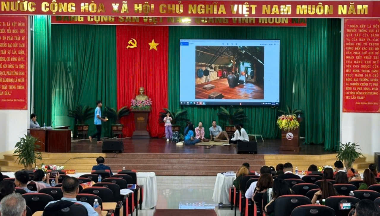 4 đội thi gần 60 thành viên tham gia tranh tài ở 4 phần thi 4 đội thi gần 60 thành viên tham gia tranh tài ở 4 phần thi