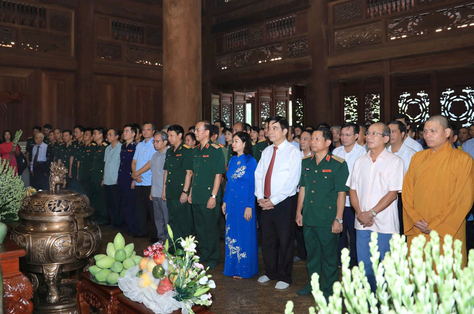 Phó Bí thư Thường trực Thành ủy Nguyễn Thị Tuyến và Đoàn đại biểu Bộ Tư lệnh Bảo vệ Lăng Chủ tịch Hồ Chí Minh dâng hương tưởng niệm Chủ tịch Hồ Chí Minh.