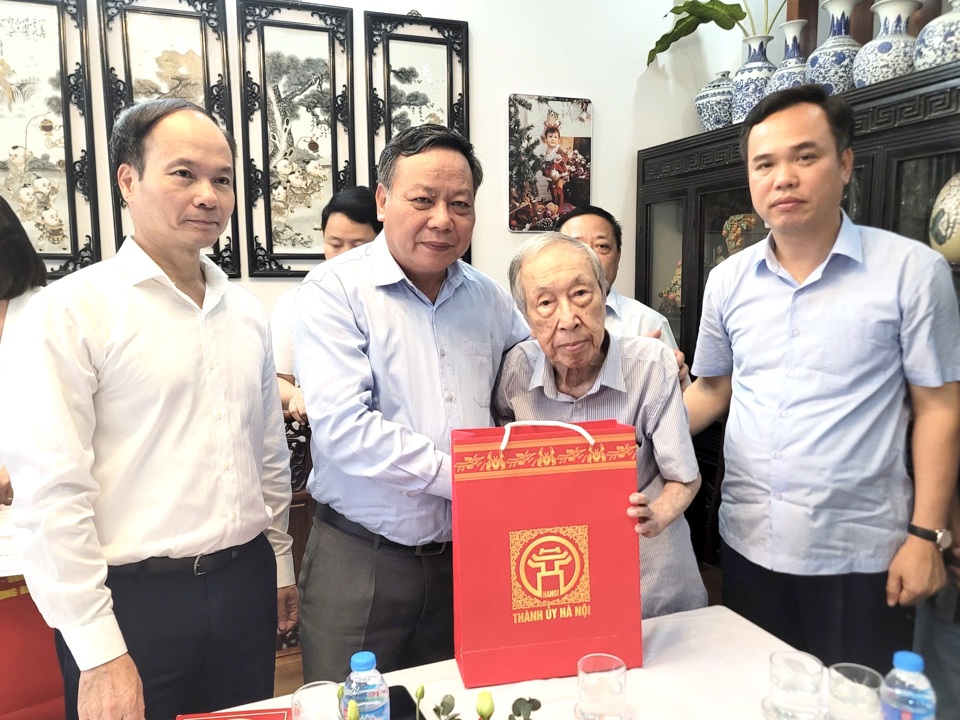 Phó Bí thư Thành ủy Nguyễn Văn Phong thăm, tặng quà đồng chí Lê Đức Vân - Trưởng ban liên lạc Đoàn Thanh niên cứu quốc Thành Hoàng Diệu.