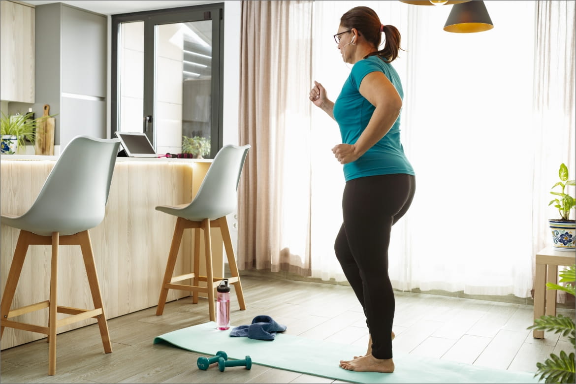 Lợi ích của đi bộ tại chỗ- Ảnh 1. Exercising or walking in place