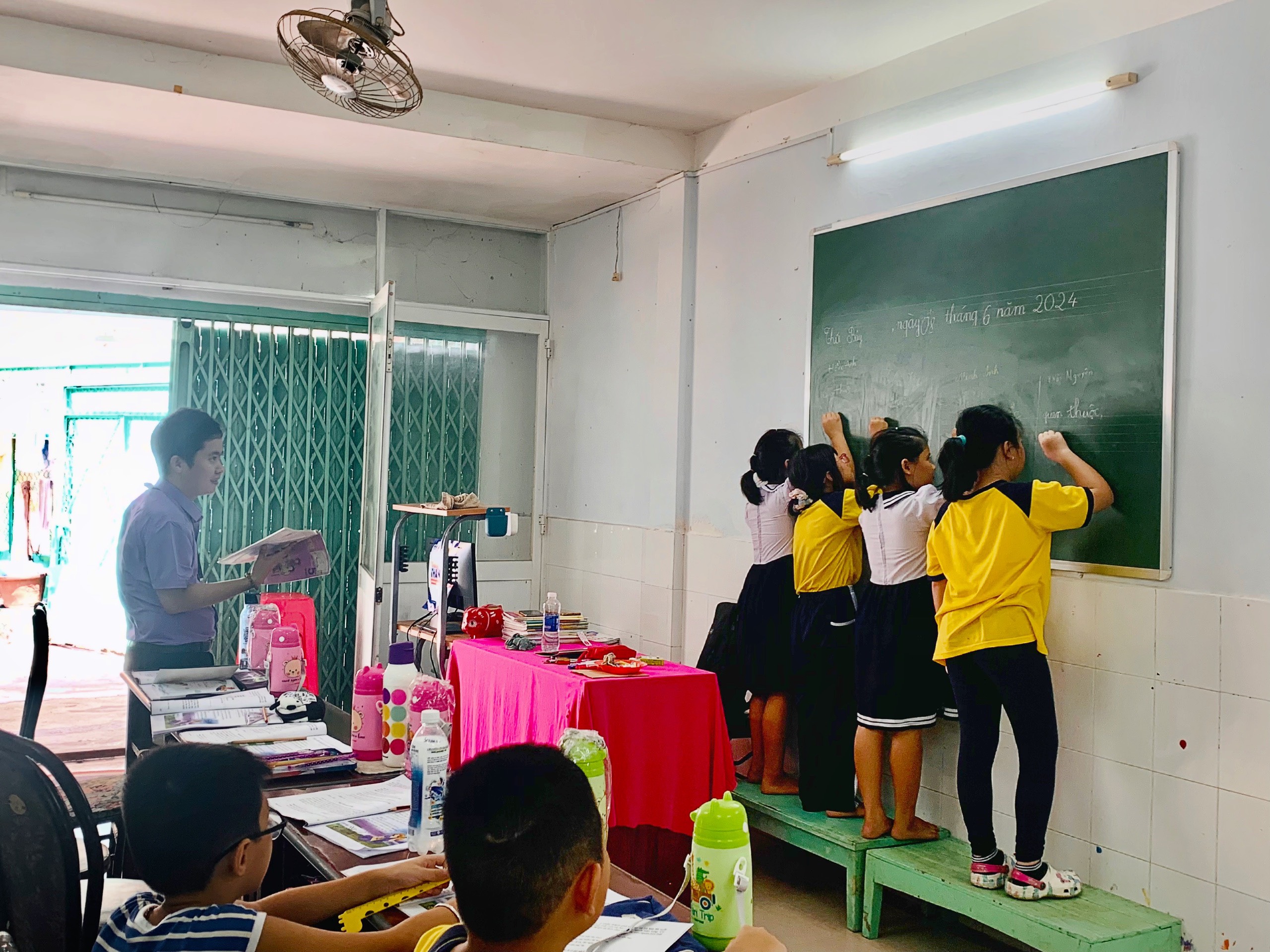 Lớp học cho trẻ em nghèo giữa lòng thành phố- Ảnh 1. Lớp học cho trẻ em nghèo giữa lòng thành phố- Ảnh 1.