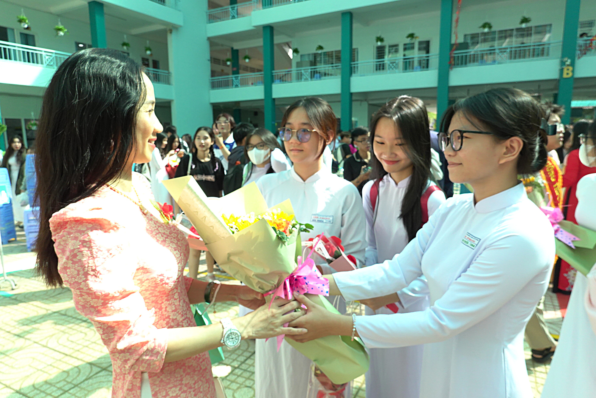 Lương nhà giáo bao giờ đủ ổn để 'vực được đạo'?- Ảnh 1. Lương nhà giáo bao giờ đủ ổn để 'vực được đạo'?- Ảnh 1.
