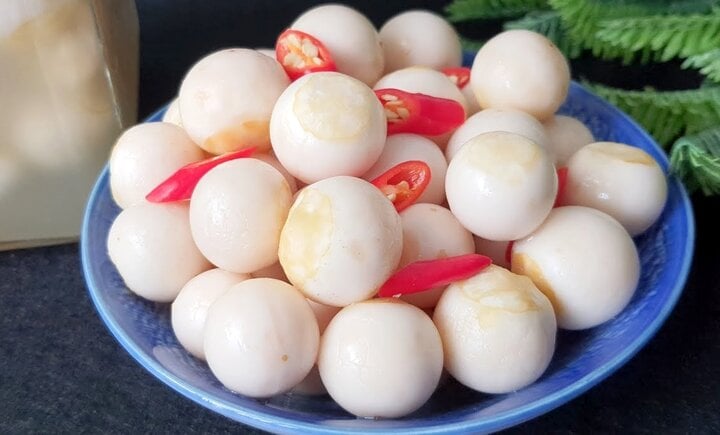 Mẹ chồng cố tình ăn cơm trắng với cà pháo để dằn mặt con dâu phải biết tiết kiệm cho con trai bà- Ảnh 1. Mẹ chồng cố tình ăn cơm trắng với cà pháo để dằn mặt con dâu phải biết tiết kiệm cho con trai bà- Ảnh 1.
