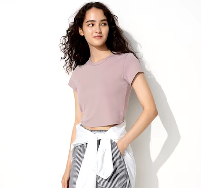 Mê ‘không lối thoát’ với những chiếc áo T-shirt đa di năng- Ảnh 1. Mê ‘không lối thoát’ với những chiếc áo T-shirt đa di năng- Ảnh 1.