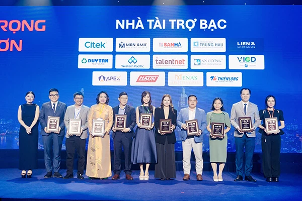 Đại diện Menas nhận kỷ niệm chương Nhà tài trợ Bạc cho lễ kỷ niệm 30 năm thành lập Hội Doanh nhân trẻ TP Hồ Chí Minh. Đại diện Menas nhận kỷ niệm chương Nhà tài trợ Bạc cho lễ kỷ niệm 30 năm thành lập Hội Doanh nhân trẻ TP Hồ Chí Minh.