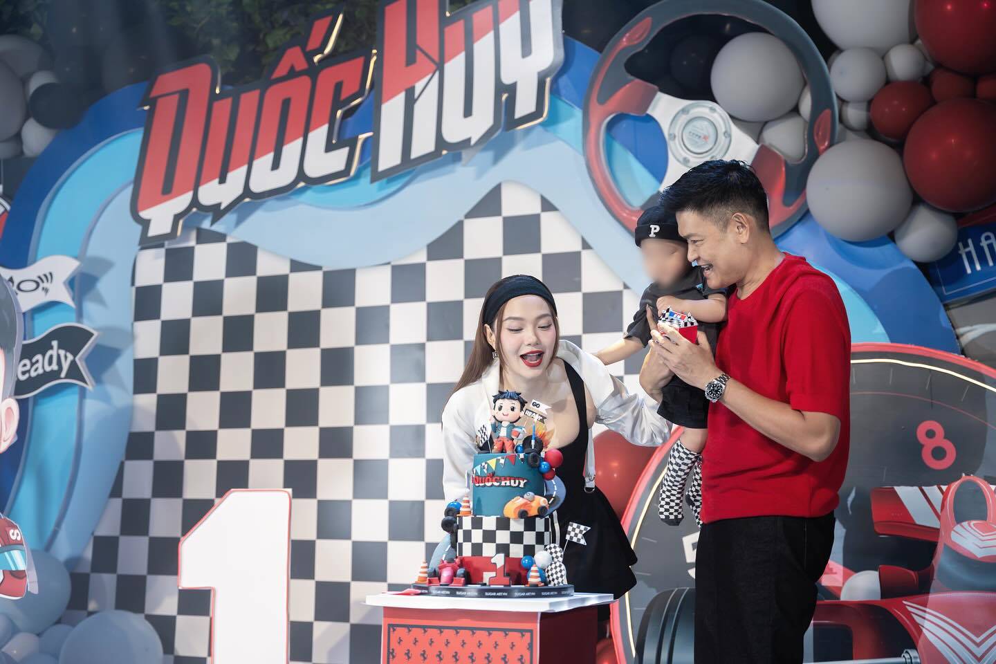 Minh Hằng đăng ảnh lộ mặt chồng đại gia và con trai. Ảnh: Instagram nhân vật