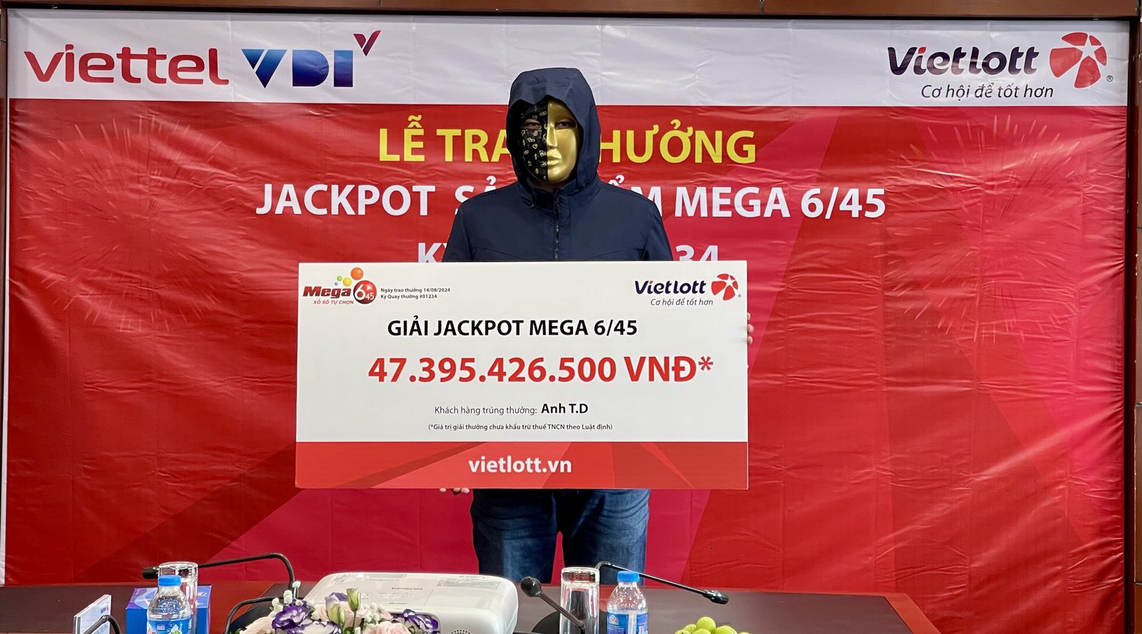 Một chủ doanh nghiệp tại TP.HCM trúng Vietlott hơn 47 tỉ đồng- Ảnh 1. Anh T.D. nhận giải Jackpot trị giá gần 48 tỉ đồng