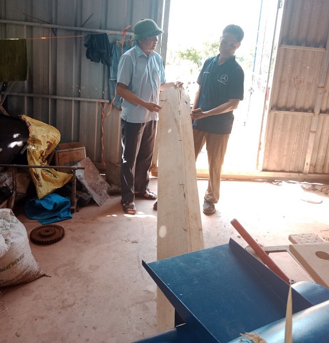 Một người Bắc Giang sáng chế máy tuốt lạc, máy sạ lúa giá