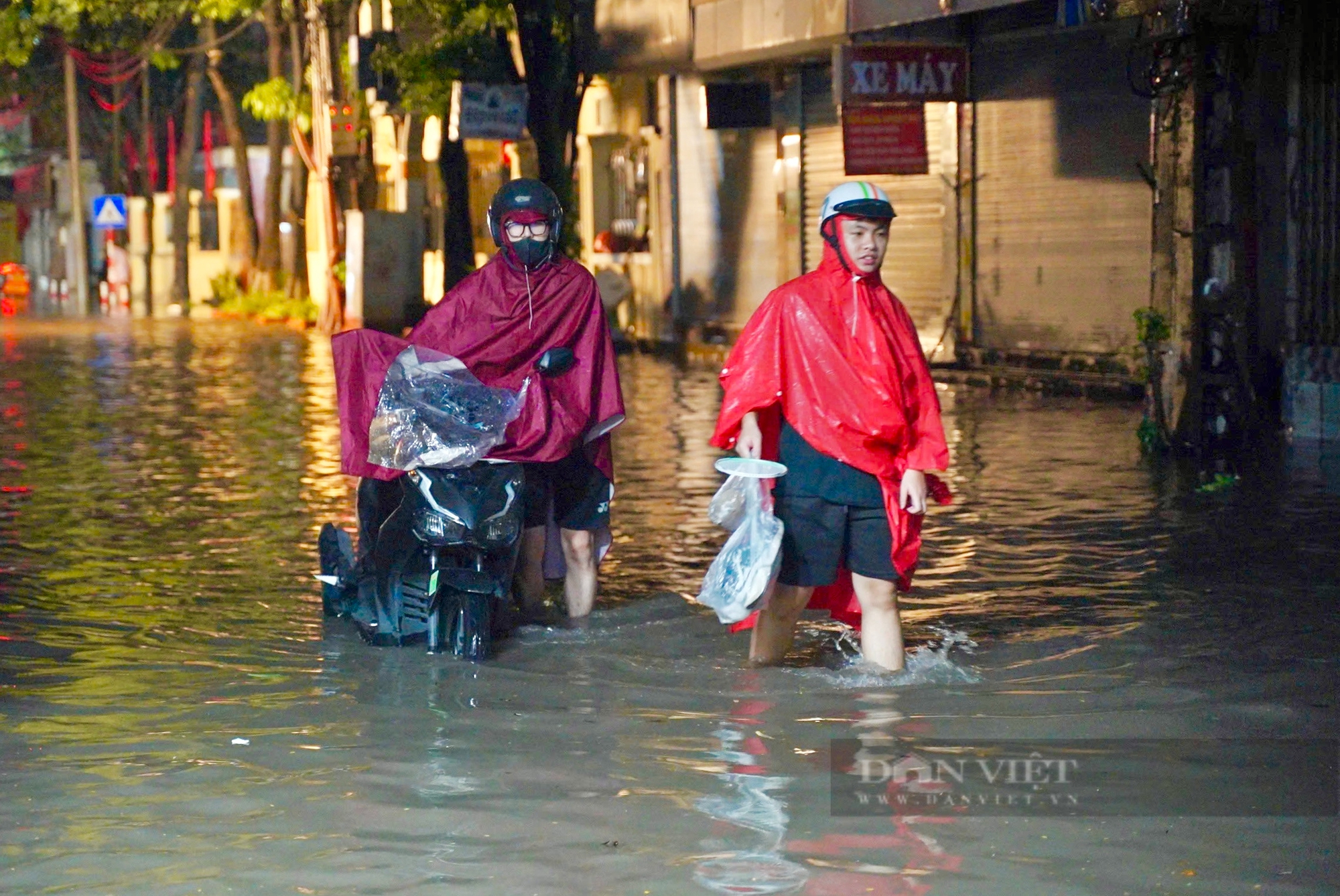 Mưa lớn như trút nước trong đêm, nhiều tuyến phố ở Hà Nội ngập thành sông- Ảnh 1. Mưa lớn như trút nước trong đêm, nhiều tuyến phố ở Hà Nội ngập thành sông- Ảnh 1.