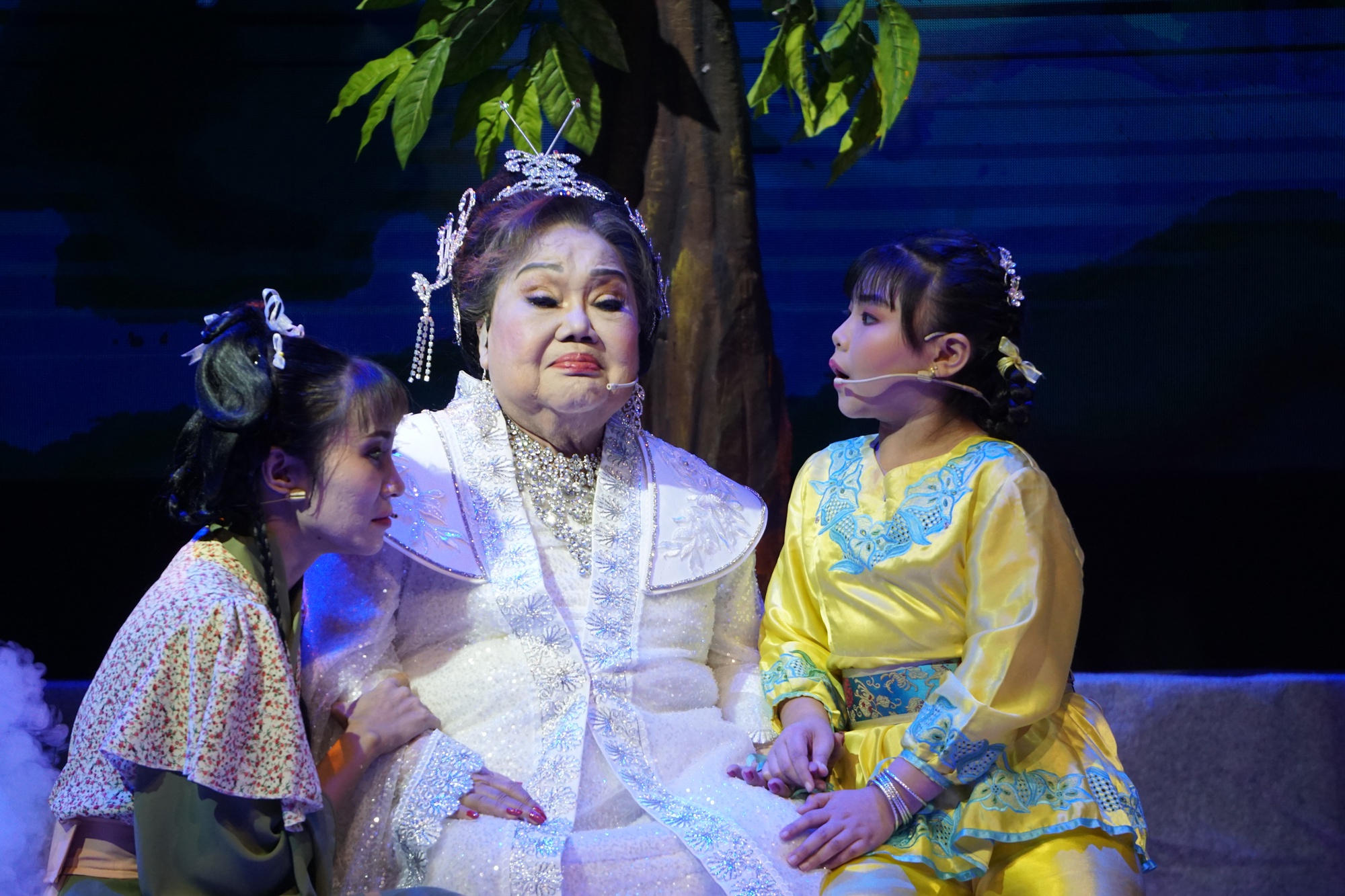 NSND Ngọc Giàu xúc động khi trở lại sàn diễn cải lương tuồng cổ - Ảnh 1. NSND Ngọc Giàu xúc động khi trở lại sàn diễn cải lương tuồng cổ - Ảnh 1.