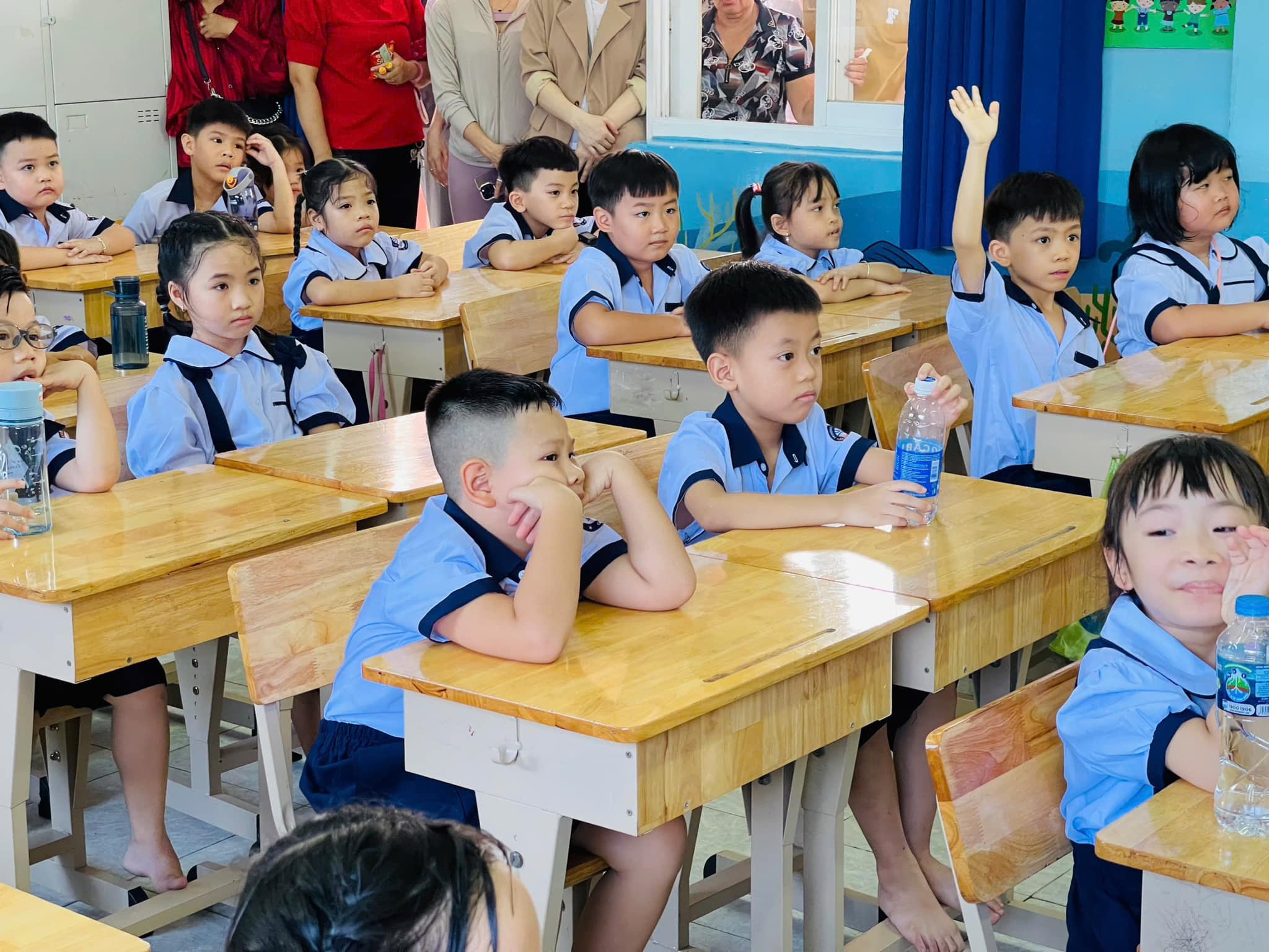 TP HCM quy định giờ vào học, sách, vở của học sinh tiểu học - Ảnh 1. TP HCM quy định giờ vào học, sách, vở của học sinh tiểu học - Ảnh 1.