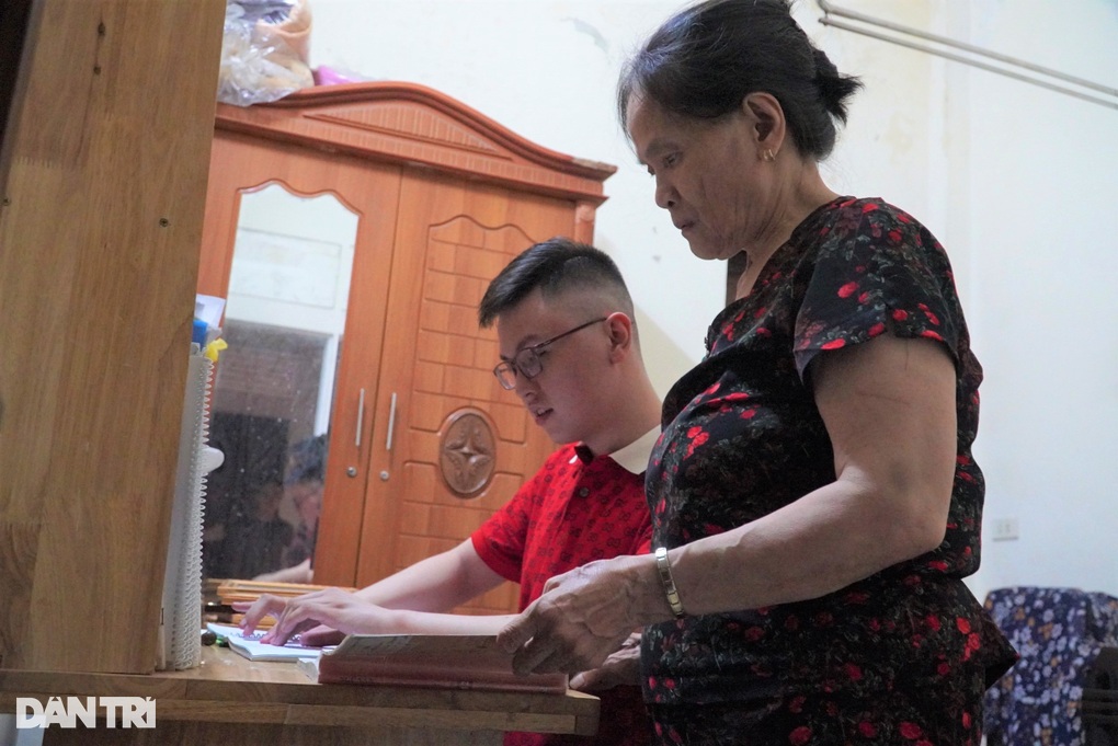 Nam sinh khiếm thị trúng tuyển 6 trường đại học top đầu - 2 Nam sinh khiếm thị trúng tuyển 6 trường đại học top đầu - 2
