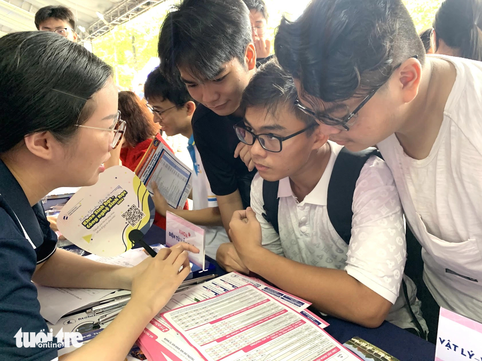 Ngày mai 13-8, bắt đầu lọc ảo xét tuyển đại học- Ảnh 1. Thí sinh tìm hiểu thông tin đăng ký xét tuyển tại Ngày tư vấn xét tuyển đại học năm 2024 - Ảnh: TRẦN HUỲNH