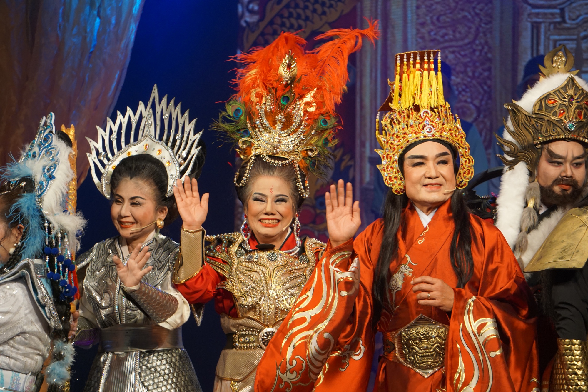 Nghệ sĩ Minh Tâm - Tài Lương tái ngộ khán giả trong niềm xúc động mãnh liệt - Ảnh 1. Nghệ sĩ Minh Tâm - Tài Lương tái ngộ khán giả trong niềm xúc động mãnh liệt - Ảnh 1.