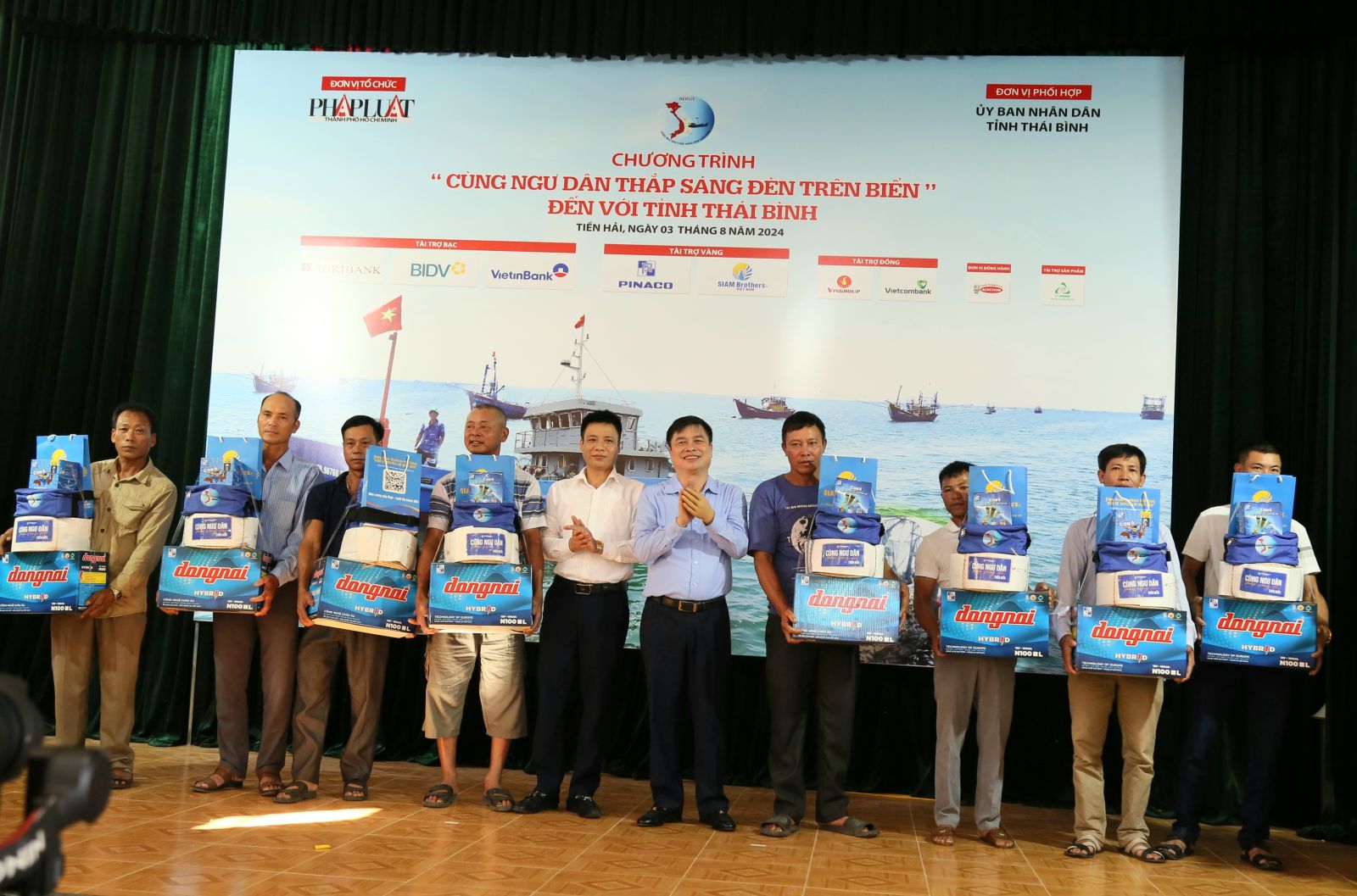 Ngư dân Thái Bình được tặng quà từ Chương trình Ngư dân Thái Bình được tặng quà từ Chương trình