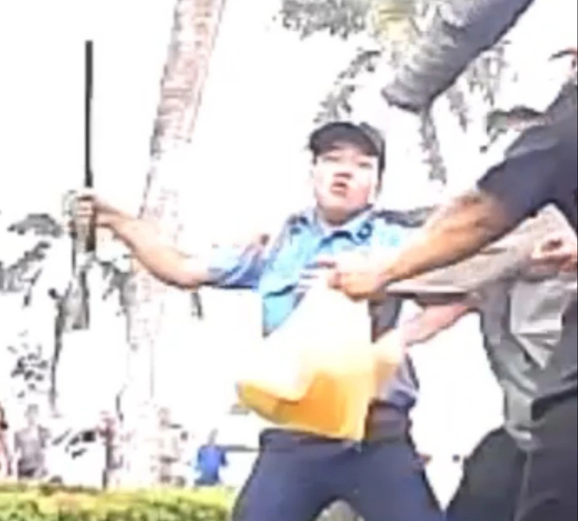 Người nhà bệnh nhân tố bị bảo vệ Bệnh viện Đa khoa trung ương Cần Thơ đánh- Ảnh 1. Nam bảo vệ vung dùi cui đánh người nhà bệnh nhân - Ảnh: Cắt từ clip