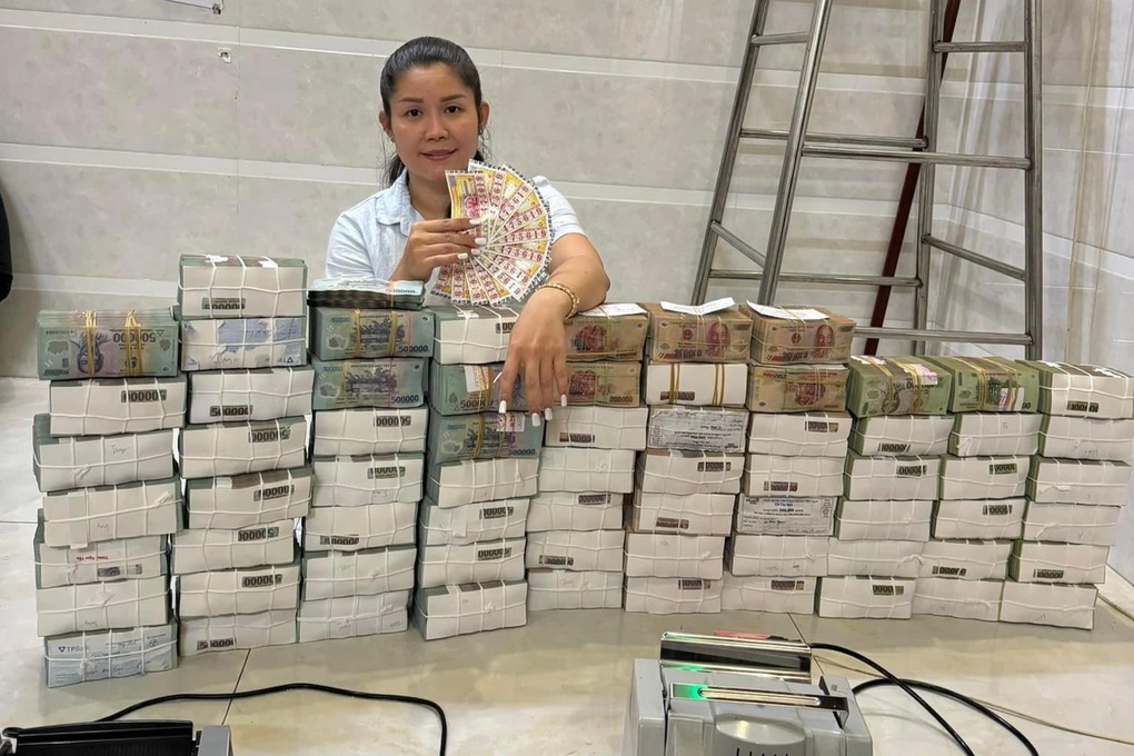 Người phụ nữ chuyên đăng ảnh nhận hàng chục tỷ đồng vé số trúng độc đắc - 1 Người phụ nữ chuyên đăng ảnh nhận hàng chục tỷ đồng vé số trúng độc đắc - 1