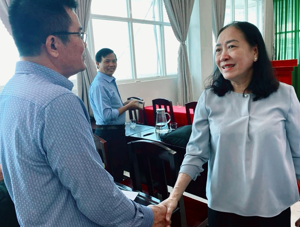 Sau khi công khai xin lỗi, bà Nguyễn Thị Minh Giang đã chủ động bắt tay xin lỗi ông Nguyễn Đình Chung. Ảnh Lam Hiếu