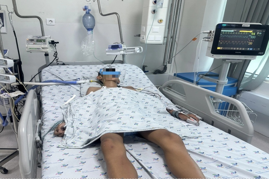 Nhân viên hồ bơi phát hiện bé trai nằm dưới nước, vớt lên đã ngưng tim - 1 Nhân viên hồ bơi phát hiện bé trai nằm dưới nước, vớt lên đã ngưng tim - 1