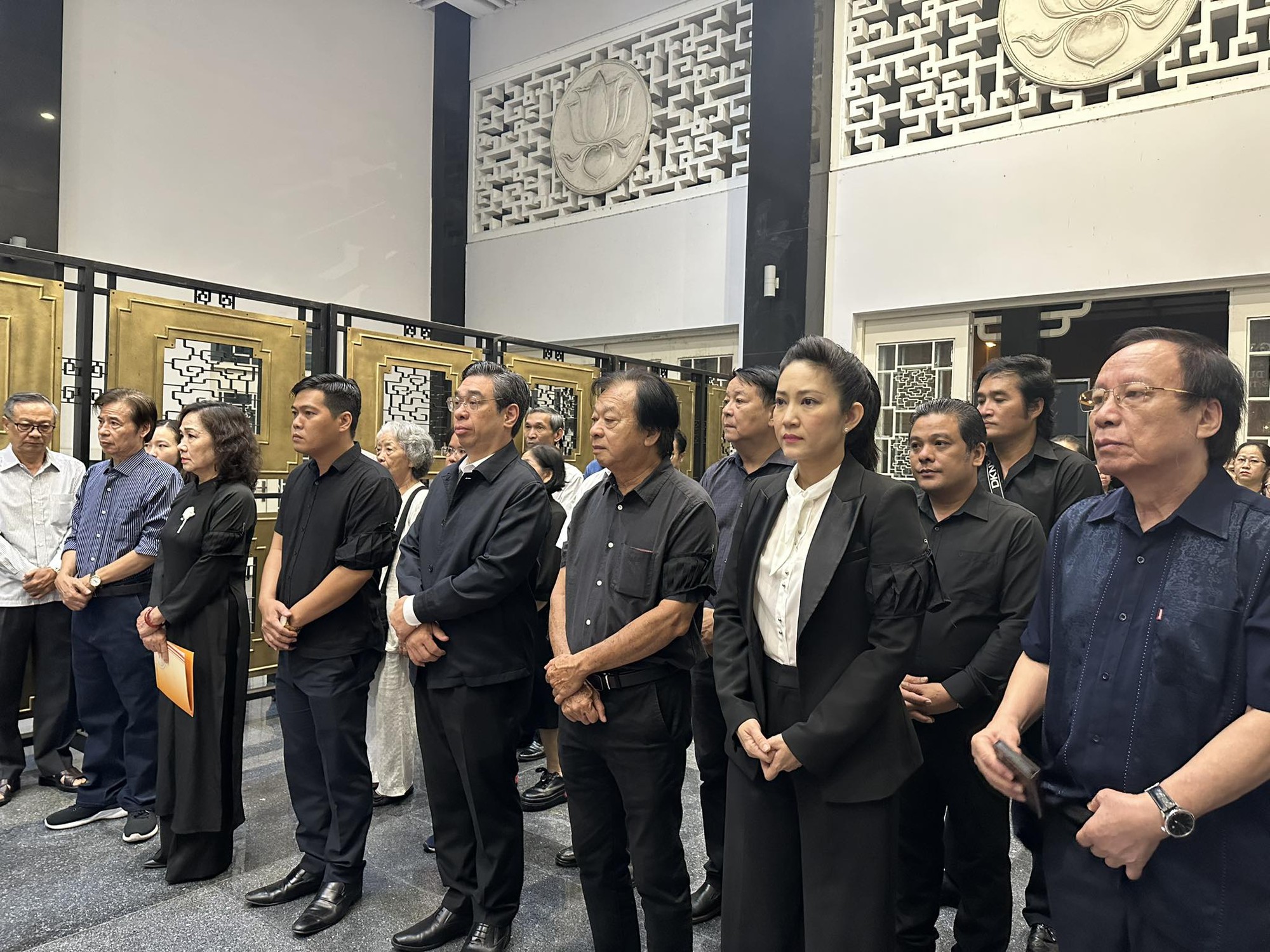 Nhiều nghệ sĩ nổi tiếng tiễn đưa tác giả Lê Duy Hạnh - Ảnh 1. Nhiều nghệ sĩ nổi tiếng tiễn đưa tác giả Lê Duy Hạnh - Ảnh 1.