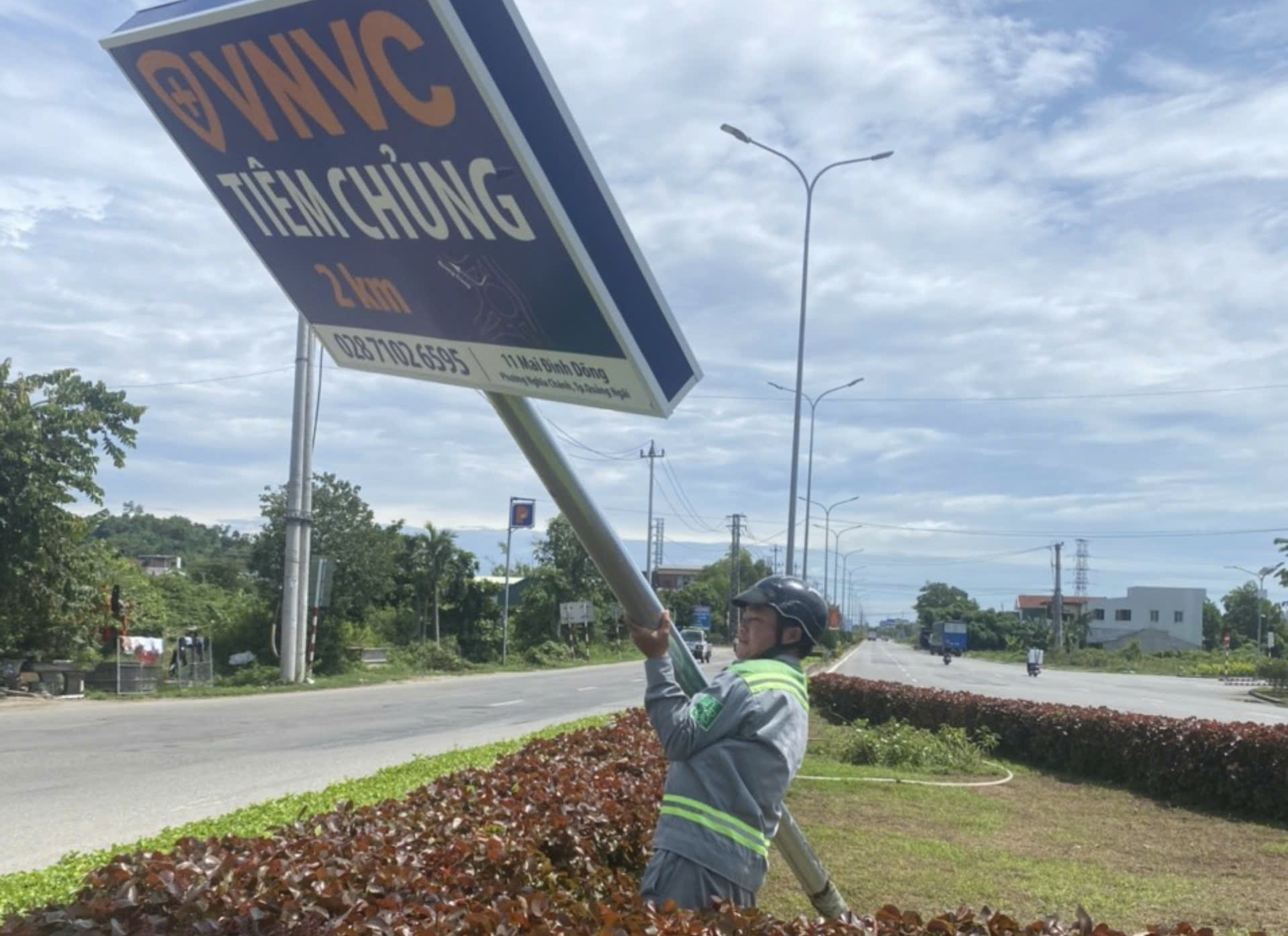 Loạt biển quảng cáo núp bóng biển chỉ đường ở Quảng Ngãi: Phạt Công ty CP Vắc-xin Việt Nam- Ảnh 1. Loạt biển quảng cáo núp bóng biển chỉ đường ở Quảng Ngãi: Phạt Công ty CP Vắc-xin Việt Nam- Ảnh 1.