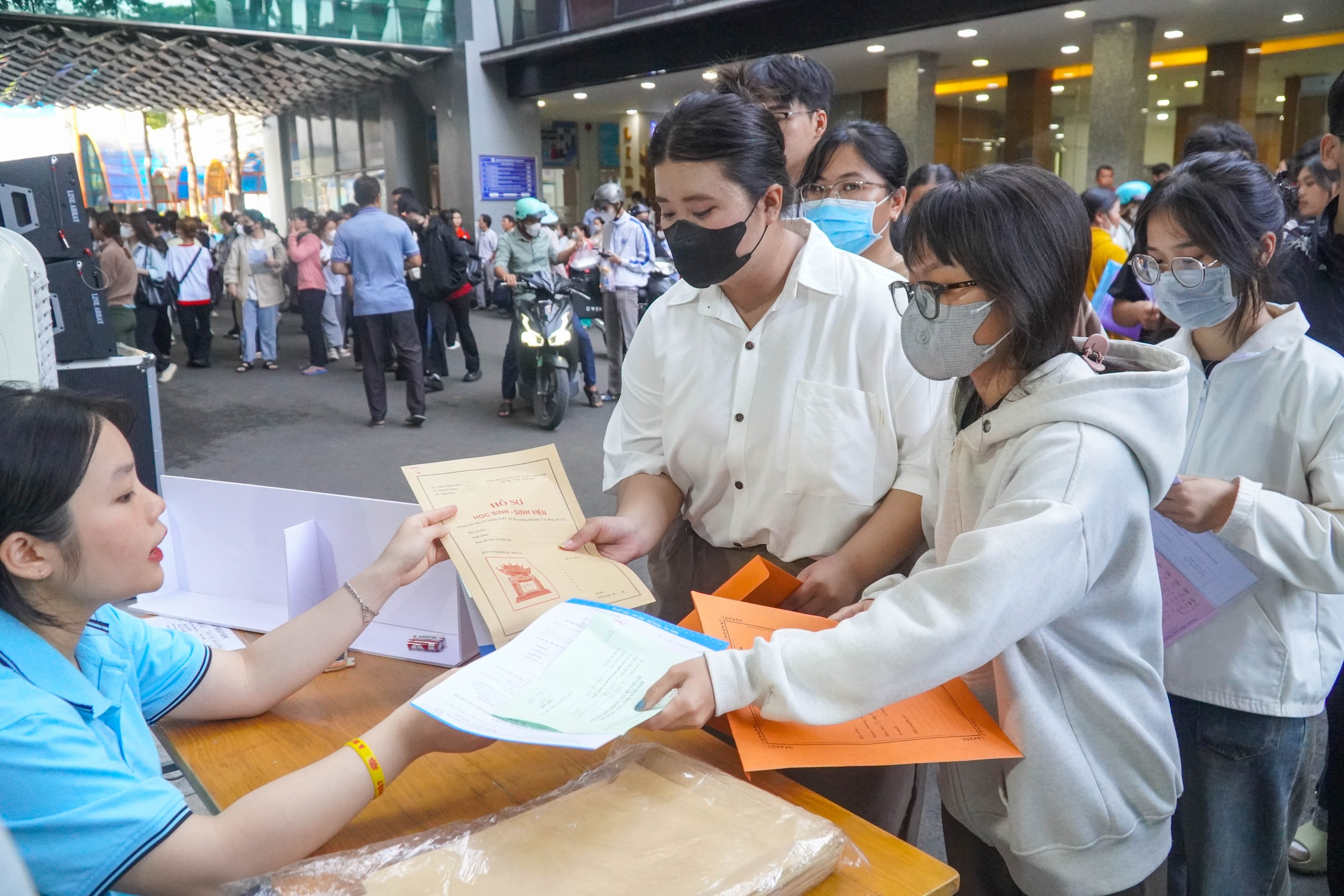 Những mô hình hỗ trợ sinh viên tìm việc làm sau tốt nghiệp- Ảnh 1. Những mô hình hỗ trợ sinh viên tìm việc làm sau tốt nghiệp- Ảnh 1.