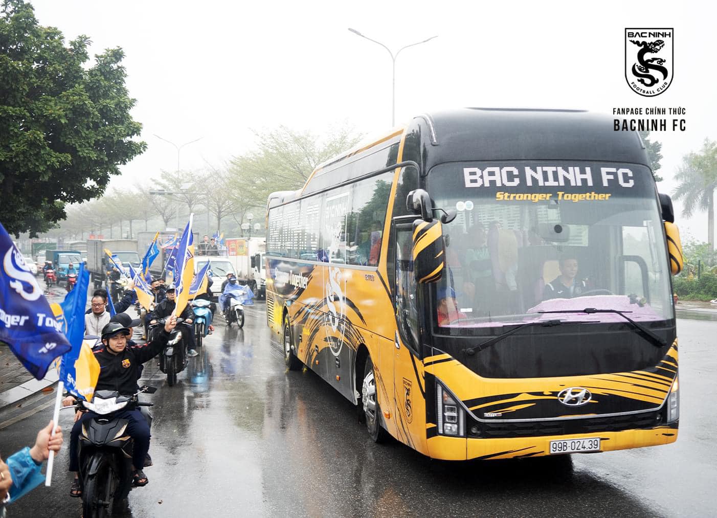 CĐV đi theo xe buýt chở đội để cổ vũ cho CLB Bắc Ninh CĐV đi theo xe buýt chở đội để cổ vũ cho CLB Bắc Ninh