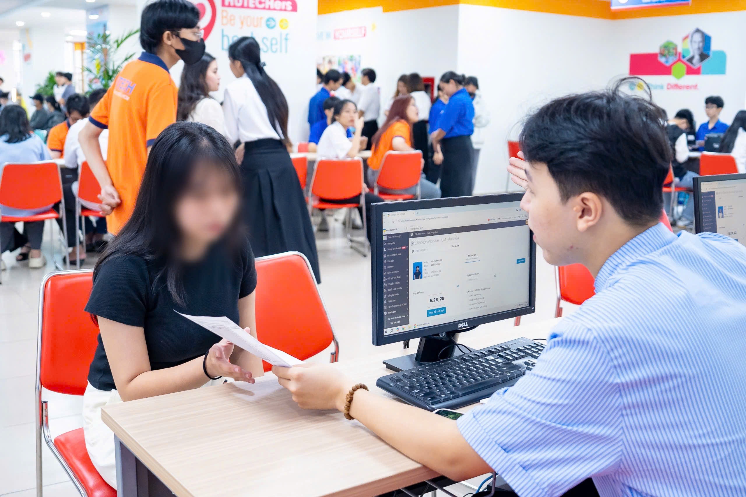 Nữ sinh mồ côi nhận học bổng ĐH toàn khóa và sinh hoạt phí- Ảnh 1. Nữ sinh mồ côi nhận học bổng ĐH toàn khóa và sinh hoạt phí- Ảnh 1.