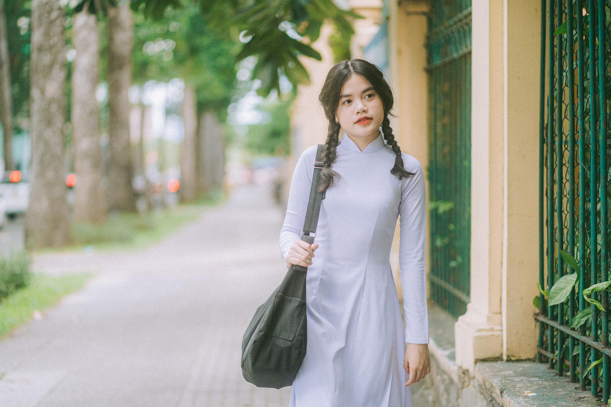 Nữ sinh ngồi đàn hát với bà nhận ‘mưa’ lời khen- Ảnh 1. Nữ sinh Nguyễn Lê Hiền Trân (học sinh lớp 11A, chương trình chính quy thanh nhạc của Nhạc viện TP.HCM) đam mê dòng nhạc đỏ - Ảnh: NVCC
