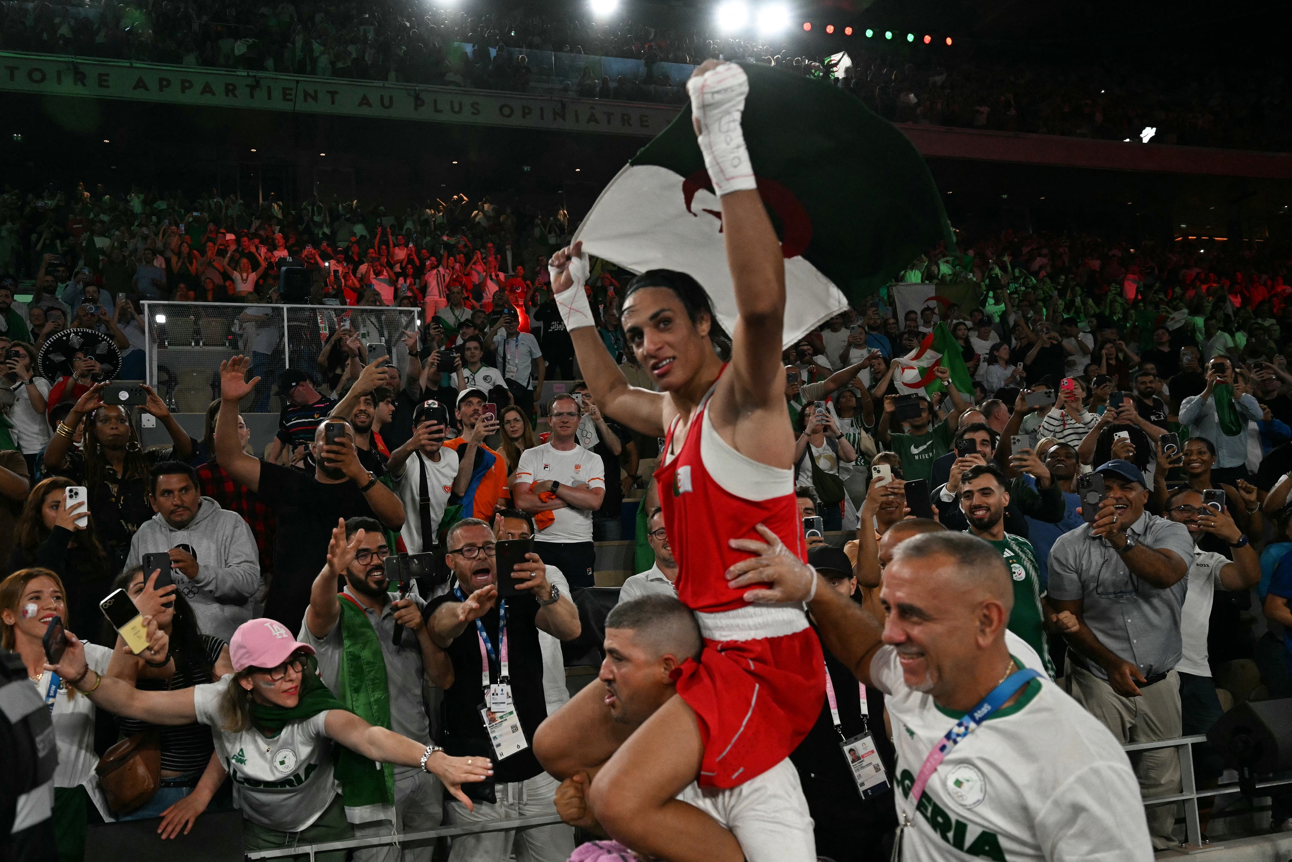 Nữ võ sĩ bị nghi là đàn ông trở thành nhà vô địch Olympic 2024- Ảnh 1. Nữ võ sĩ bị nghi là đàn ông trở thành nhà vô địch Olympic 2024- Ảnh 1.
