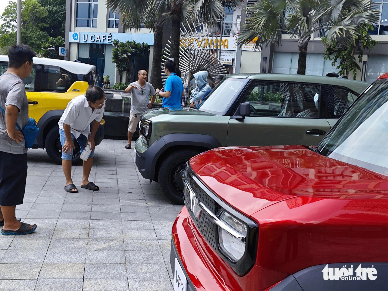 Ô tô điện 'quốc dân' VinFast VF3 xuất hiện, khách hàng xếp hàng ở Landmark 81 chờ lái thử- Ảnh 1. Nhiều khách hàng