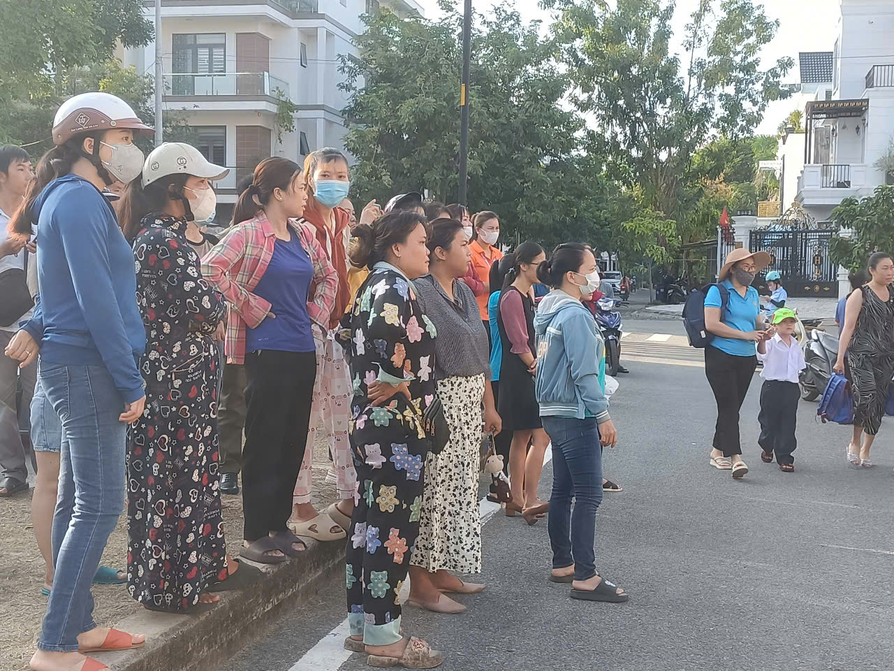TPHCM: Học sinh lớp 1 tựu trường, phụ huynh đứng ngoài cổng trường dõi theo con- Ảnh 1. TPHCM: Học sinh lớp 1 tựu trường, phụ huynh đứng ngoài cổng trường dõi theo con- Ảnh 1.