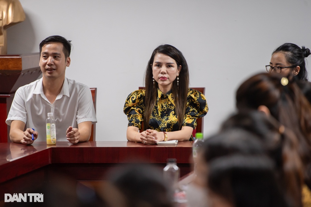 Phụ huynh vây trường Tây Mỗ 3, yêu cầu minh bạch danh sách tuyển sinh - 1 Phụ huynh vây trường Tây Mỗ 3, yêu cầu minh bạch danh sách tuyển sinh - 1