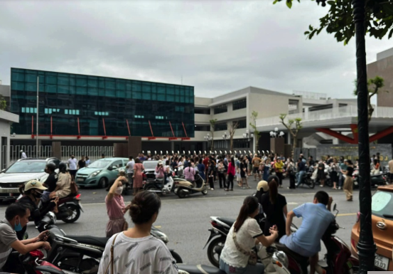 Quận Nam Từ Liêm có phương án giải quyết thế nào vụ nhà sát trường vẫn không được vào học?- Ảnh 1. Quận Nam Từ Liêm có phương án giải quyết thế nào vụ nhà sát trường vẫn không được vào học?- Ảnh 1.