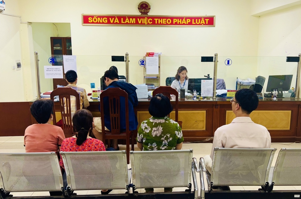 Người dân thực hiện TTHC tại bộ phận một cửa UBND phường Thanh Xuân (quận Thanh Xuân)