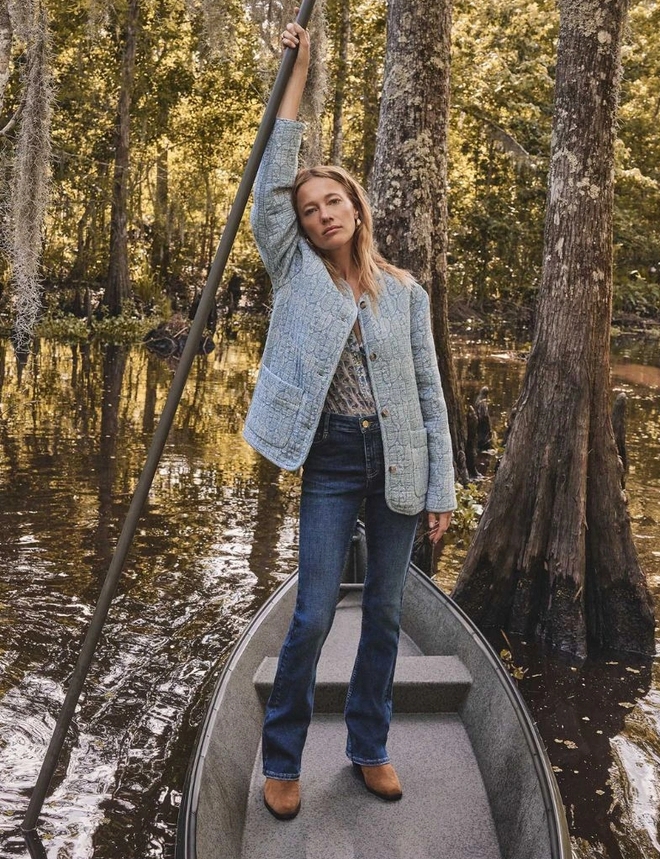 Quần jeans xanh và áo tweed, áo len mềm trở lại thành xu hướng hot- Ảnh 8. Quần jeans xanh và áo tweed, áo len mềm trở lại thành xu hướng hot- Ảnh 8.