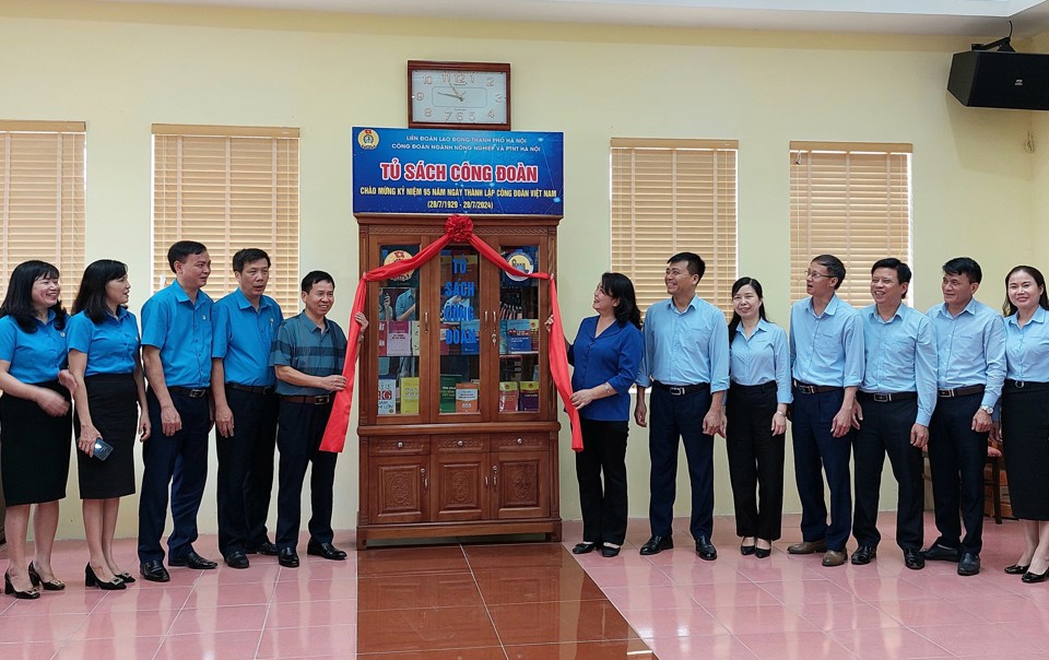 Phó Chủ tịch LĐLĐ TP Nguyễn Thị Thu Thủy tham dự buổi ra mắt Tủ sách Công đoàn tại Công ty TNHH MTV Đầu tư phát triển Thủy Lợi Hà Nội
