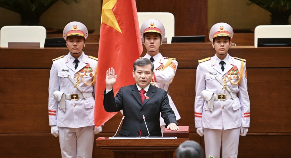 Chánh án Tòa án Nhân dân tối cao Lê Minh Trí tuyên thệ. Ảnh: Quochoi.vn