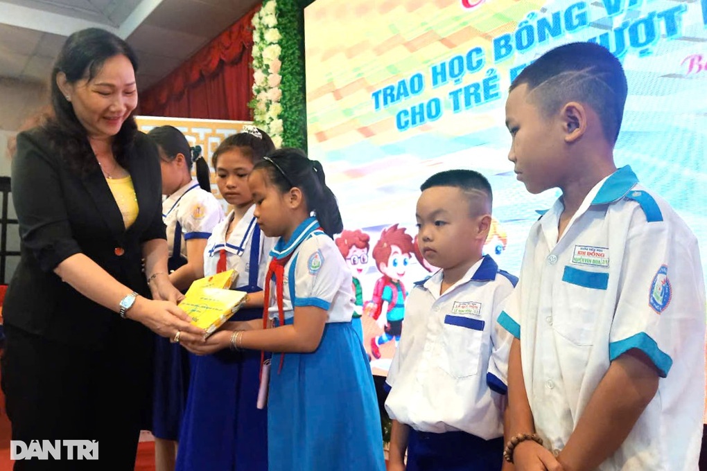 Quỹ Bảo trợ trẻ em trao hàng trăm suất học bổng đến học sinh khó khăn - 1 Quỹ Bảo trợ trẻ em trao hàng trăm suất học bổng đến học sinh khó khăn - 1