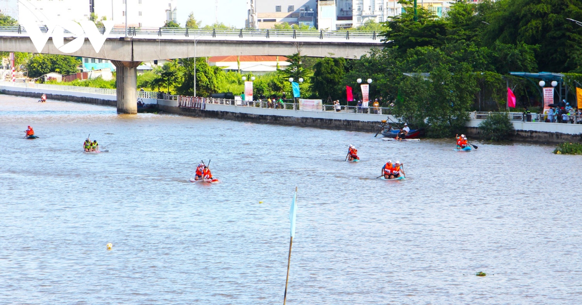 rộn ràng giải đua thuyền ván sup và biểu diễn đua thuyền kayak hình ảnh 1 ron rang giai dua thuyen van sup va bieu dien dua thuyen kayak hinh anh 1
