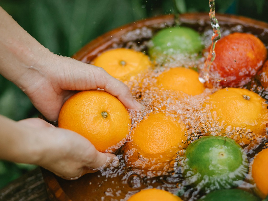 Rửa rau củ và trái cây đúng cách- Ảnh 1. Rửa rau củ và trái cây đúng cách- Ảnh 1.