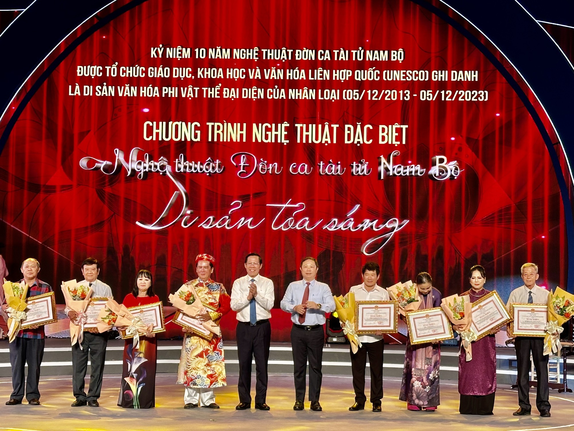 Rực rỡ chương trình nghệ thuật “Đờn ca tài tử Nam Bộ - Di sản tỏa sáng”
- Ảnh 1. Rực rỡ chương trình nghệ thuật “Đờn ca tài tử Nam Bộ - Di sản tỏa sáng”
- Ảnh 1.