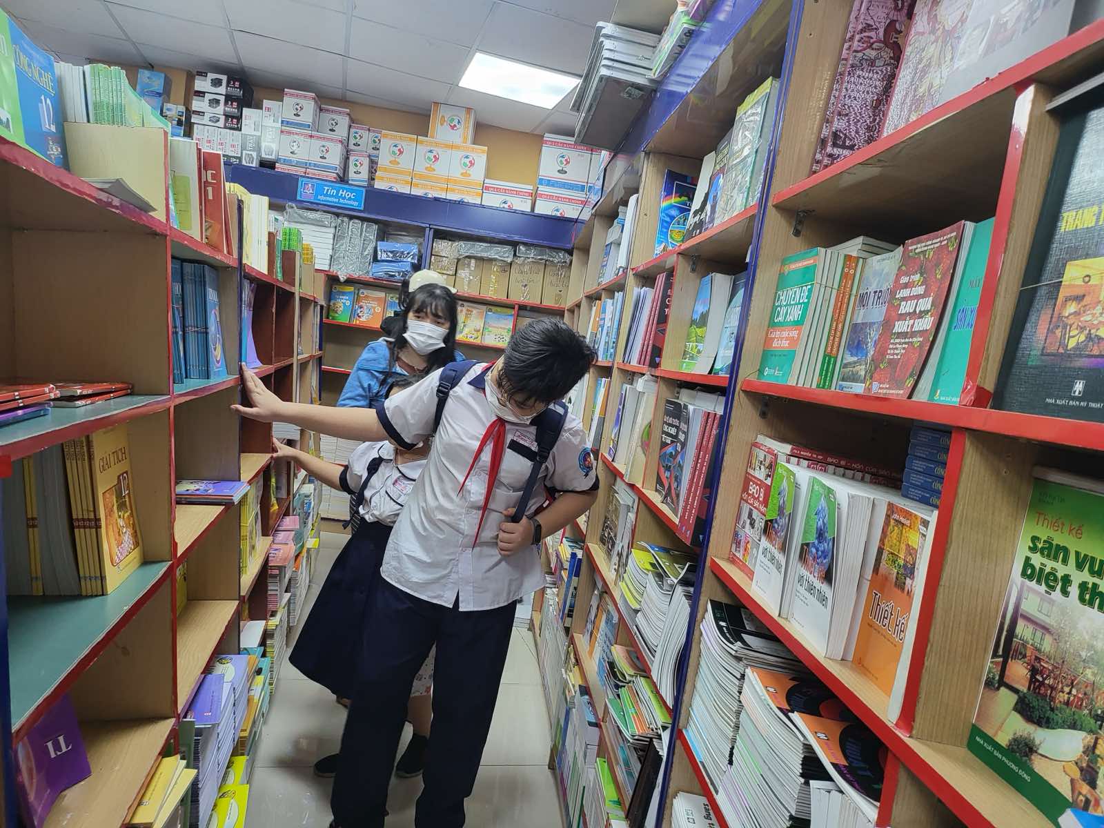 Sở GD-ĐT TP.HCM yêu cầu trường công khai danh mục sách giáo khoa từng khối lớp - Ảnh 1. Sở GD-ĐT TP.HCM yêu cầu trường công khai danh mục sách giáo khoa từng khối lớp - Ảnh 1.