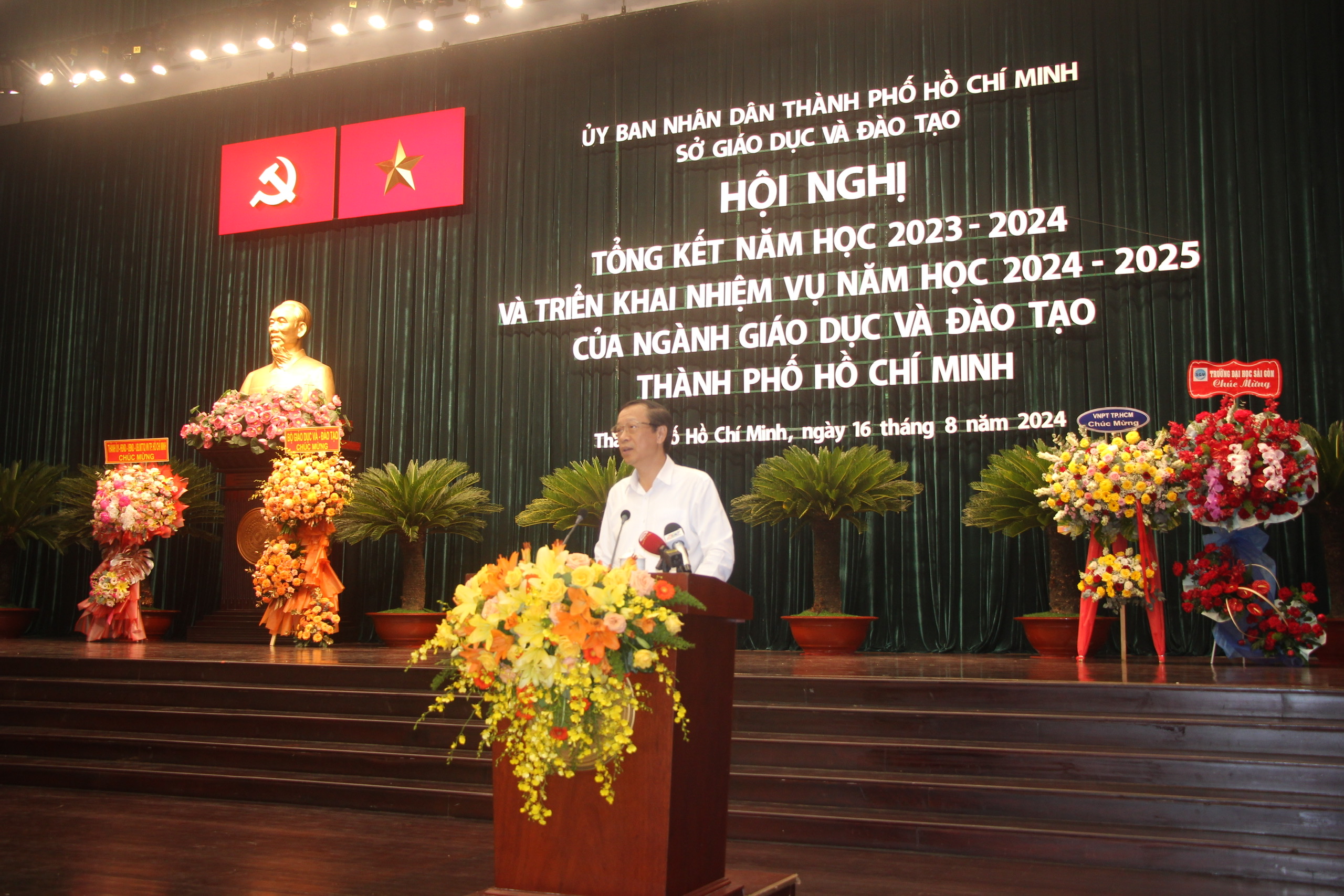 TP.HCM phải có trường học dùng tiếng Anh là ngôn ngữ thứ 2 sớm nhất, nhiều nhất- Ảnh 1. TP.HCM phải có trường học dùng tiếng Anh là ngôn ngữ thứ 2 sớm nhất, nhiều nhất- Ảnh 1.