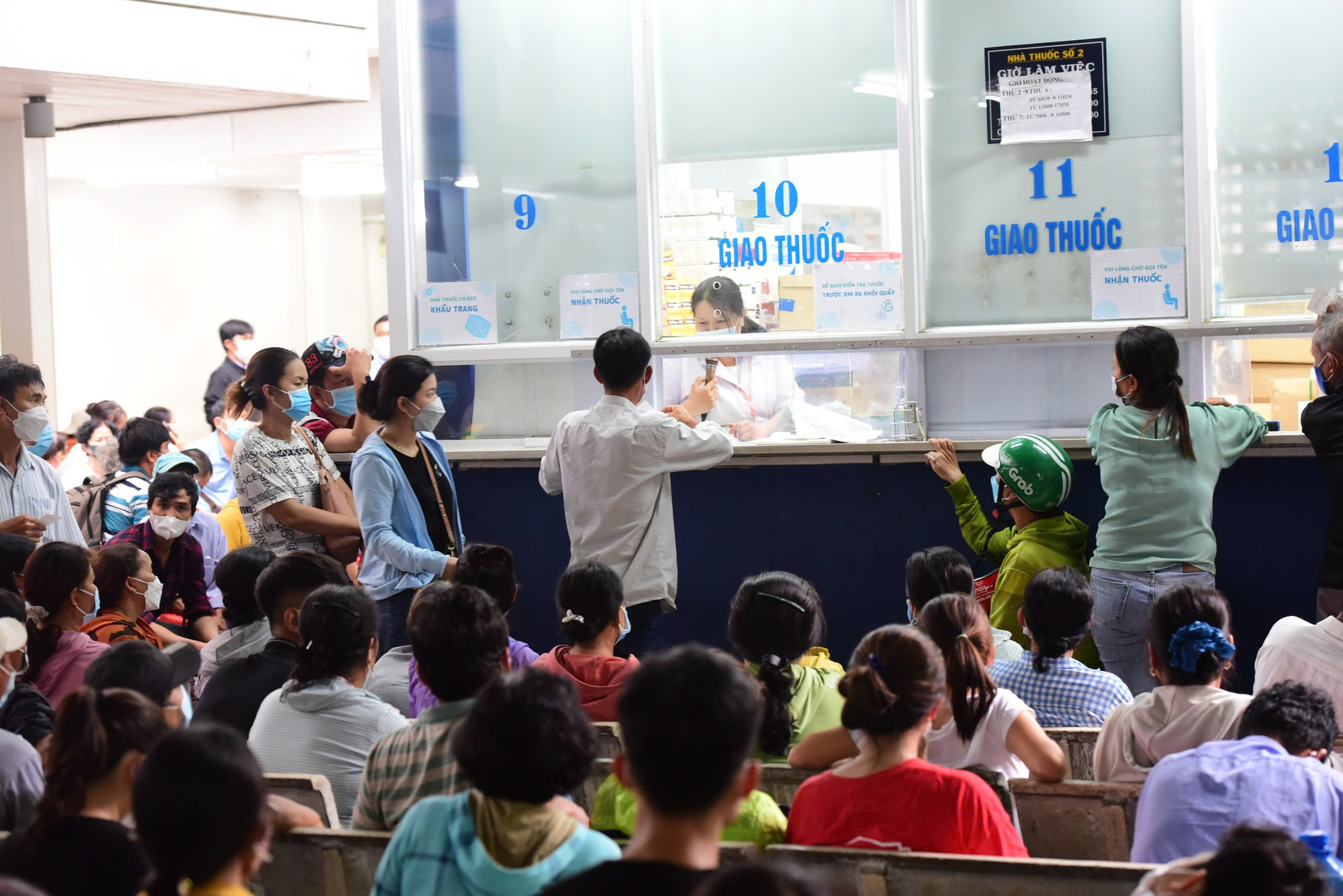 TP.HCM rà soát hơn 600 trăm loại thuốc có giá cao- Ảnh 1. Bệnh nhân mua thuốc tại Bệnh viện Chợ Rẫy - Ảnh: DUYÊN PHAN