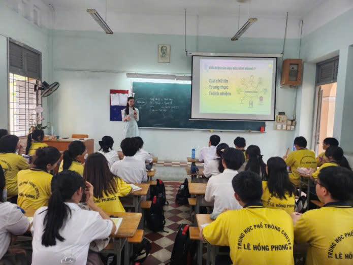 TP.HCM thí điểm phân cấp cho hiệu trưởng tuyển giáo viên- Ảnh 1. TP.HCM thí điểm phân cấp cho hiệu trưởng tuyển giáo viên- Ảnh 1.
